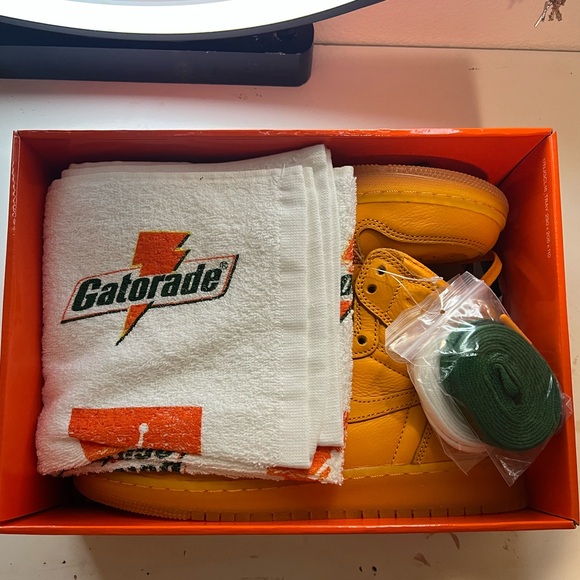 Brand new in box Gatorade collab with Jordan - Picture 6 of 7